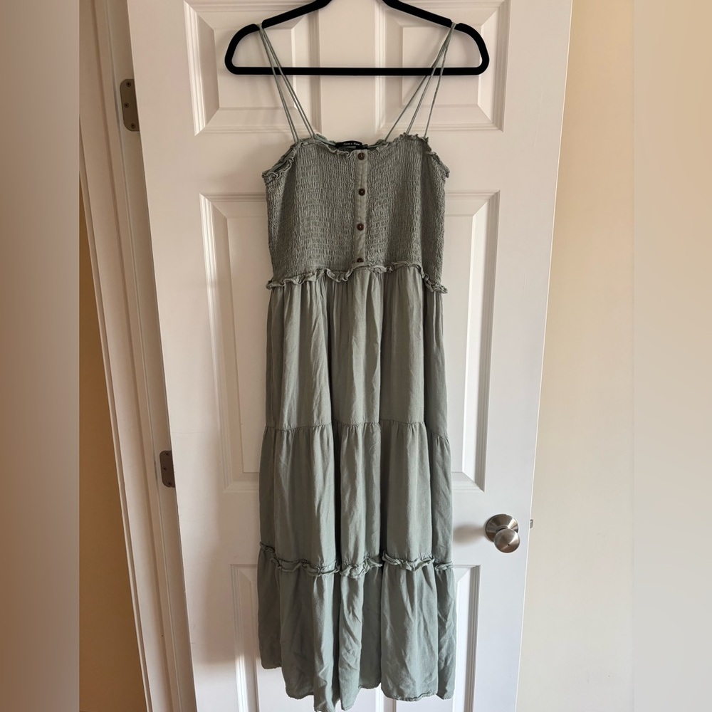 🟢DOE & RAE. Sage green midi layered dress. Size large.